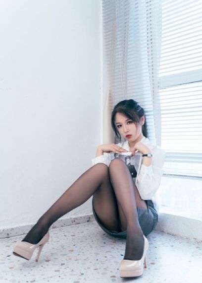年轻女的老师2中字在线